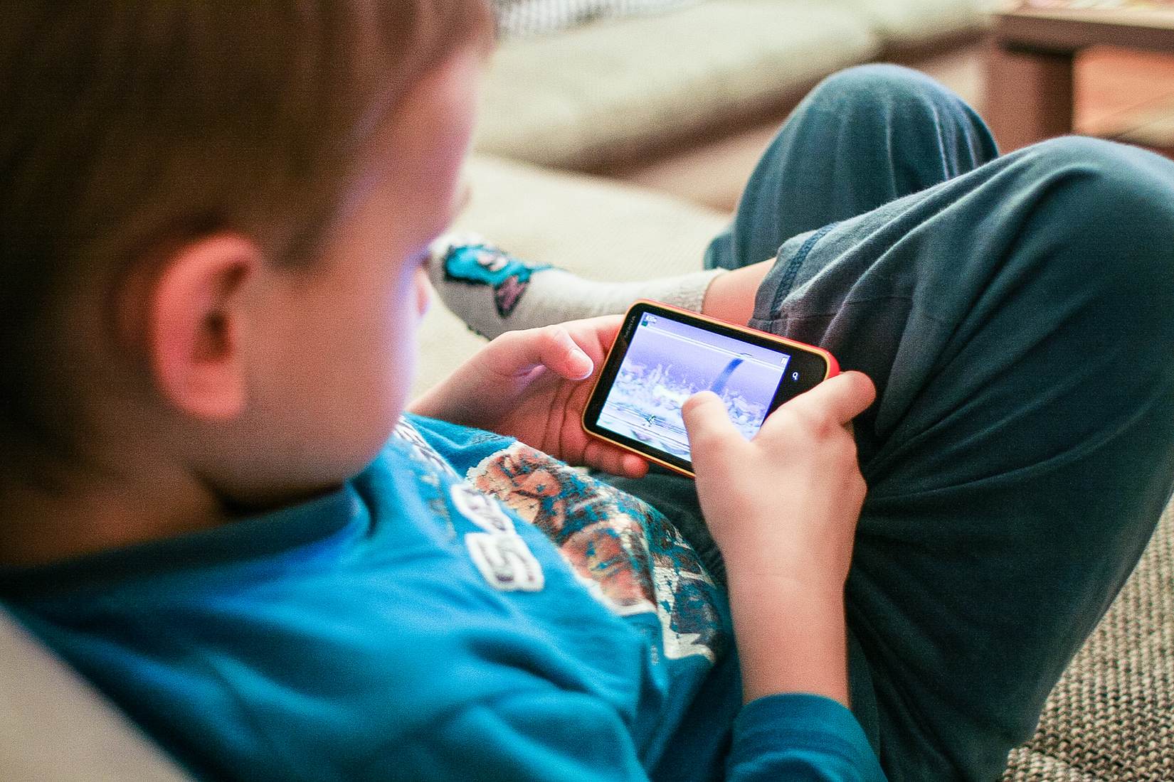 Tecnología y menores  Cuando tu hijo es el último de la clase en tener  móvil: ¿qué hacemos con el 'smartphone' y los niños?